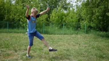 Çocuk spor Park'ın bahçesinde ilgilenmektedir