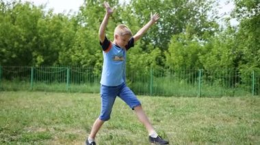 Çocuk spor Park'ın bahçesinde ilgilenmektedir