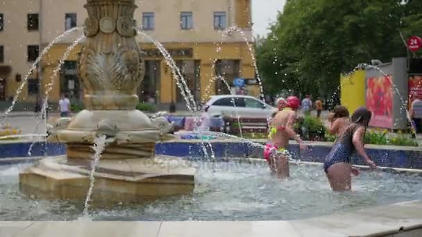 Novosibirsk, Ryssland - 10 juni 2017: barn leker i fontänen — Stockvideo