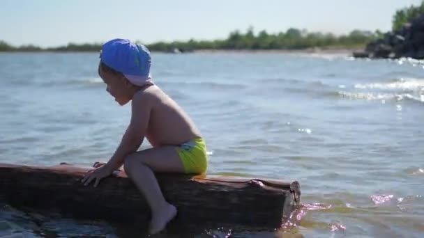 Ett lyckligt barn simmar i havet. Kul och spel utomhus — Stockvideo