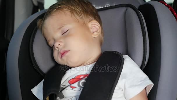 Το μωρό κοιμάται μέσα στο αυτοκίνητο με τον τρόπο. Στον ύπνο το παιδί σε καρέκλα με πλάτη σε αυτοκίνητο σε αργή κίνηση. — Αρχείο Βίντεο