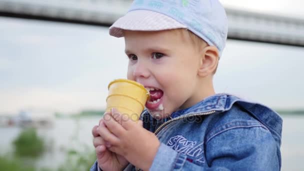 孩子吃华夫饼杯冰淇淋在公园在特写 — 图库视频影像