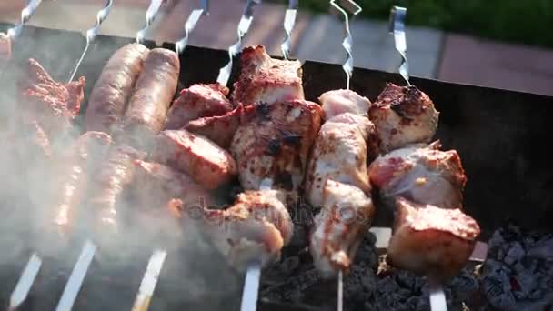 Grilla pyszne mięso gotowane na grill. Grill party. Kawałki wieprzowiny, mięsa pieczone na otwartym ogniu — Wideo stockowe