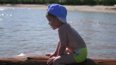 Mutlu bir çocuk denizde yüzüyor. Eğlence ve oyun açık havada