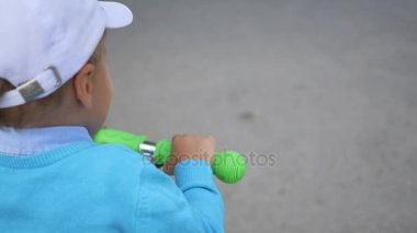 mutlu bir çocuk onun scooter Park.Fun havada sürmek. Yakın çekim