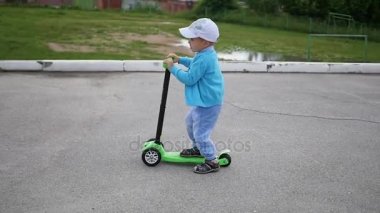 mutlu bir çocuk onun scooter Park.Fun havada rides