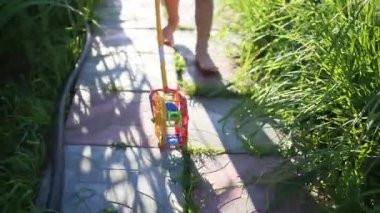 Çocuk çıplak ayak yol boyunca çalıştırın. Açık havada eğlence