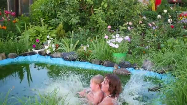 La abuela y el niño están jugando en la piscina. Un salto al agua, entretenimiento en aguas abiertas — Vídeos de Stock