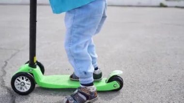 mutlu bir çocuk onun scooter Park.Fun havada rides