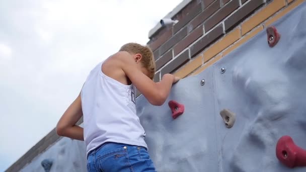 O adolescente desceu a parede para escalar. esportes ao ar livre — Vídeo de Stock