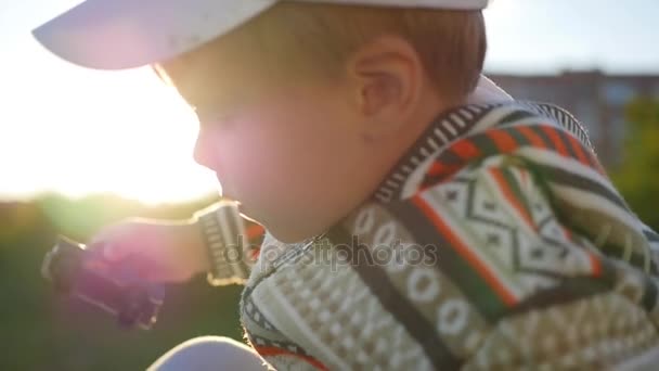 Όμορφο παιδί παίζει στον ήλιο. Διασκέδαση σε εξωτερικούς χώρους — Αρχείο Βίντεο