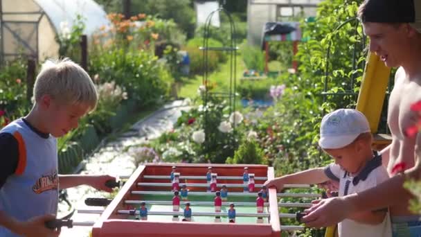 Familia jugando al futbolín al aire libre.Diversión al aire libre — Vídeos de Stock