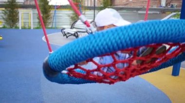 Salıncağa sallanan oyun oynayan çocuk. Etkin açık spor