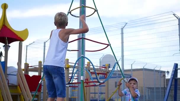 Niños jugando en el patio, suban las escaleras. Deportes activos al aire libre — Vídeos de Stock