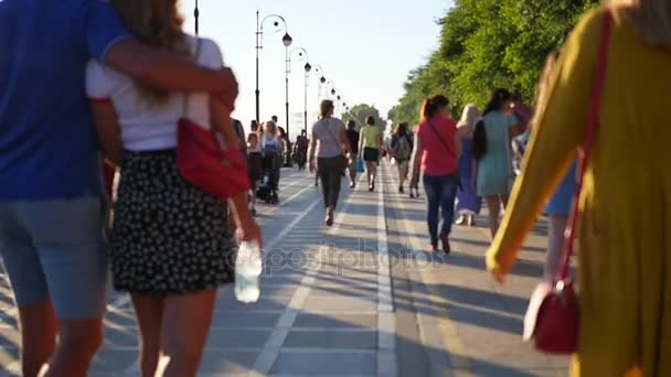 Vladivostok, Rusland - 25 juli 2017: mensen wandelen langs de promenade in de zomer. Vervagen — Stockvideo