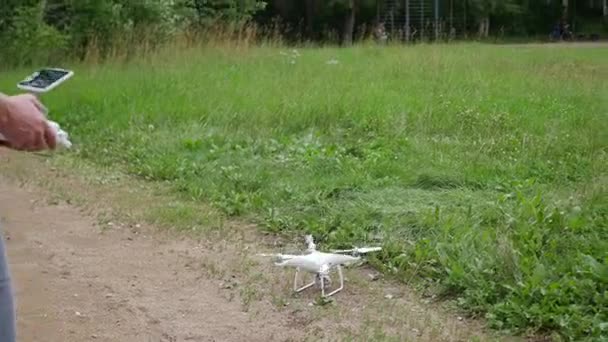 L'operatore controlla a distanza il drone. Il volo del drone — Video Stock