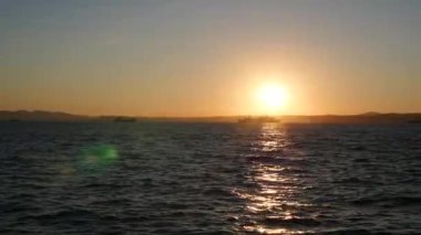 güzel gün batımı Panoraması denizin kenarında. Askeri denizde günbatımında gemi