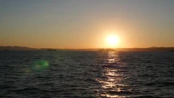 Panorama över vackra solnedgången vid havet. Militära fartyg till sjöss vid solnedgången — Stockvideo