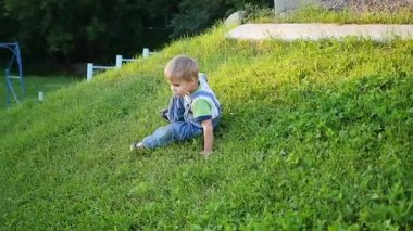 komik bebek çimenlerin üzerinde oynama. Aşağı yamaç haddeleme. Açık havada eğlence