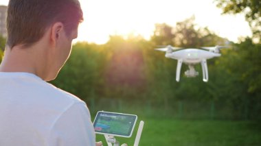 Işleç uzaktan casus uçak kontrol eder. Uçak uçuş