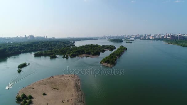 Drone lotu nad rzeką. piękne małe wyspy — Wideo stockowe