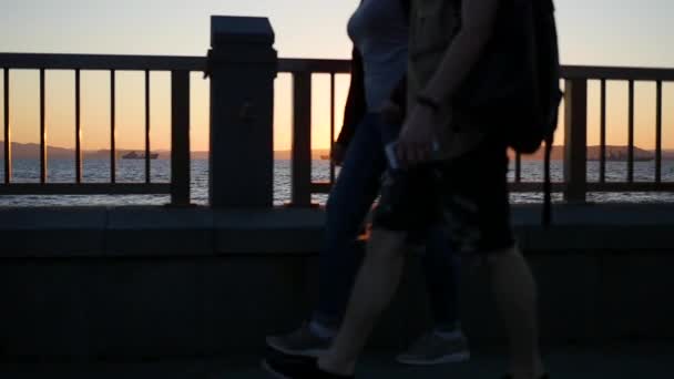 Människor som går längs strandpromenaden i sommar. — Stockvideo