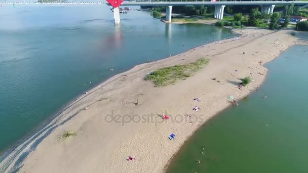 Vuelo de drones sobre el río. playa de arena — Vídeos de Stock