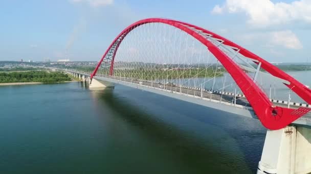 Drone flygning över floden. kabel-stannade bridge.beautiful landskap — Stockvideo