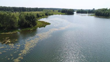 drone uçuş Nehri. güzel küçük Adaları. Nehri yakınında yerleşim