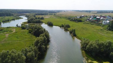 drone uçuş Nehri. güzel küçük Adaları. Nehri yakınında yerleşim