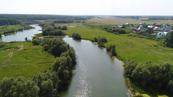 Drone lotu nad rzeką. piękne małe wyspy. Osada w pobliżu rzeki — Zdjęcie stockowe