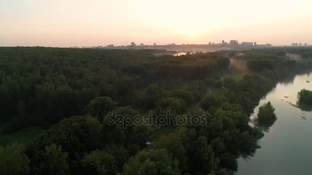 O voo do drone sobre o rio ao pôr-do-sol. bela pequena ilha — Vídeo de Stock