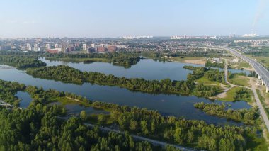 Nehri drone uçuş. Ağaçlar ve çalılar küçük Adaları