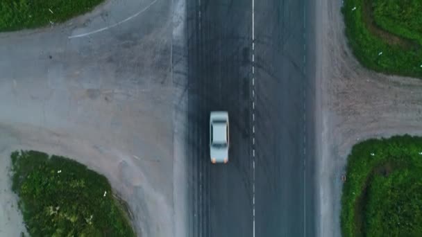De drone vliegt over de snelweg. Het uitzicht vanaf de top. — Stockvideo