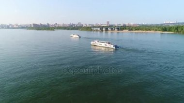 Drone uçuş gemiler üzerinde. Nehri yükseklikten güzel manzara