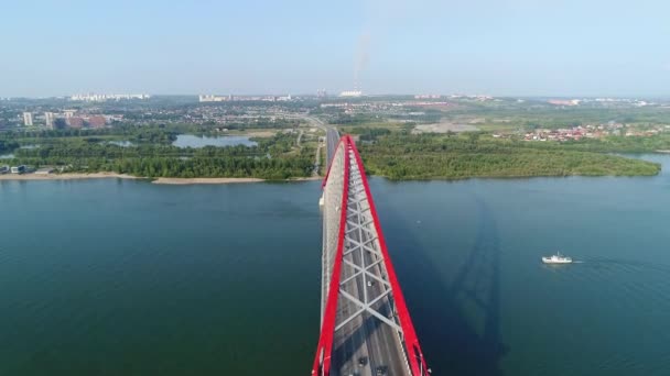 Vol de drone au-dessus de la rivière. pont câblé-resté.beau paysage — Video