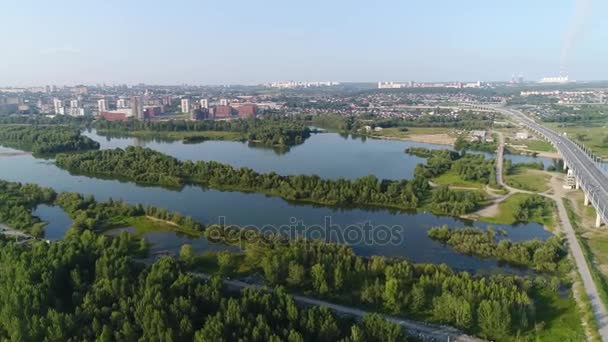 le vol du drone au-dessus de la rivière. Petites îles d'arbres et d'arbustes 