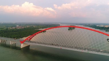 drone uçuş Nehri. Askılı bridge.beautiful manzara