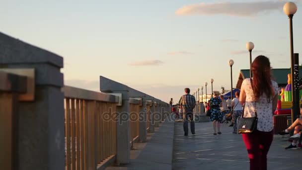 Vladivostok, Rusia - 25 de julio de 2017: personas caminando a lo largo del paseo marítimo en el verano . — Vídeos de Stock