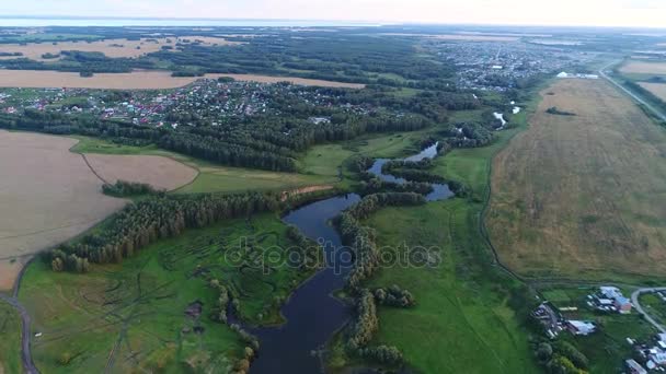 Drone uçuş Nehri. güzel küçük Adaları. Nehri yakınında yerleşim — Stok video