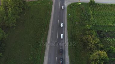 Uçağı otoyolu uçar. Üstten Görünüm.