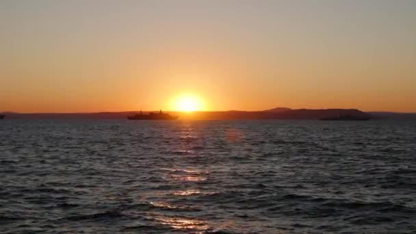 Panorama de belo pôr do sol junto ao mar. Navios militares no mar ao pôr do sol — Vídeo de Stock