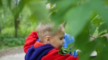 Çocuk küçük kardeşi hugs ve onun kollarını tutar