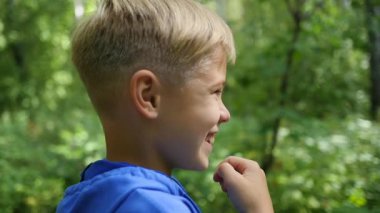 komik bebek parkta gülüyor. Portre