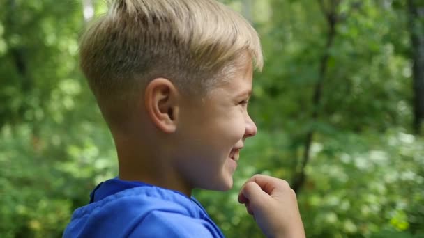 drôle de bébé riant dans le parc. Gros plan 