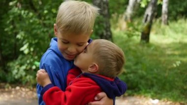 Şefkatle sarılma ve öpüşme büyük kardeşi küçük bebek. çocuk küçük kardeşi sarılma