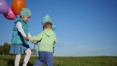 Mutlu çocuk tutuşup Park balonlar ile çember