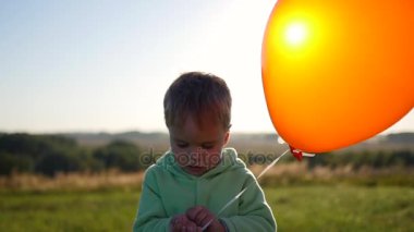 Sevimli çocuk balonlar alanında ile ayakta