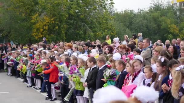 NOVOSIBIRSK, RUSSIA - 1 settembre 2017: I bambini vanno a scuola nei primi giorni dell'anno scolastico. 1 settembre inizio dell'anno scolastico — Video Stock