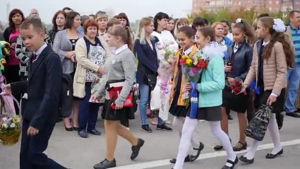 NOVOSIBIRSK, RUSSIA - 1 settembre 2017: I bambini vanno a scuola nei primi giorni dell'anno scolastico. 1 settembre inizio dell'anno scolastico — Video Stock